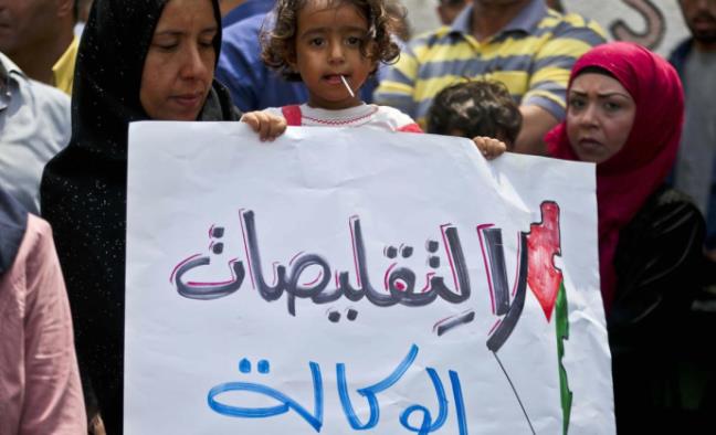 في الضفة.. 128 دولاراً سنويا لكل لاجيء في نظام الكرت النقدي